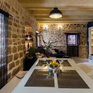 Capo Family & Capo -old Town-parking , Trogir Chorwacja