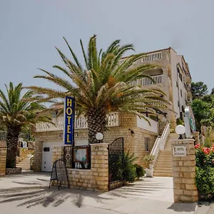 Vila Tina מלון טרוגיר